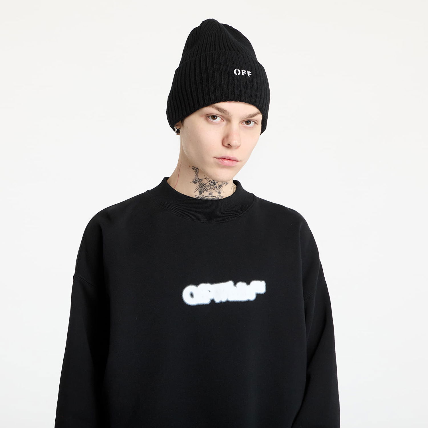 Huppari Off-White Off-White Spray Arrow Skate Crewneck Musta | OMBA054S25FLE0041001, 1