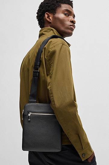 Olkalaukku BOSS Grained Italian Leather Envelope Bag with Embossed Logo and Front Zip Pocket Musta | 50529289, 1