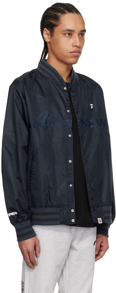 Bomber-takki AAPE by A Bathing Ape AAPE by A Bathing Ape 'AAPE Now' Varsity Bomber Jacket Tummansininen | AAPLJM7702XXNNYD, 1