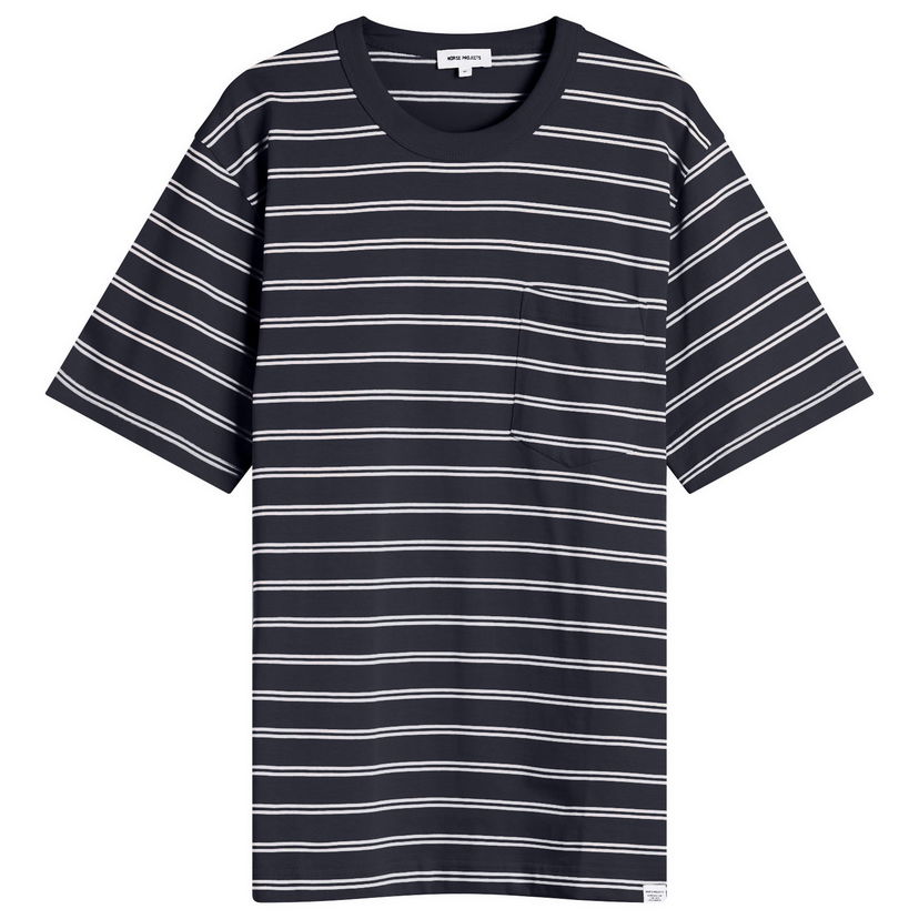 T-paita NORSE PROJECTS Holger Sailor Stripe Pocket T-Shirt, Size Large Tummansininen | N01-0669-7004