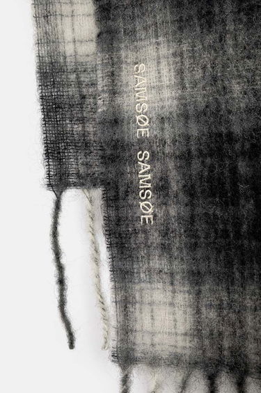 Huivi Samsoe Samsoe Samsoe Samsoe Checked Wool Scarf with Fringed Ends and Wooden Ring Monivärinen | U23300003, 1