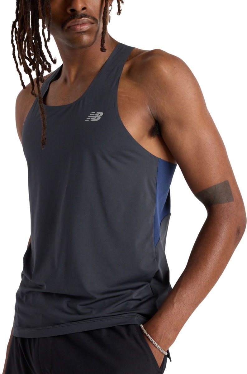 Tankkitoppi New Balance New Balance Race Day Tank Top Tummansininen | mt43512-bk