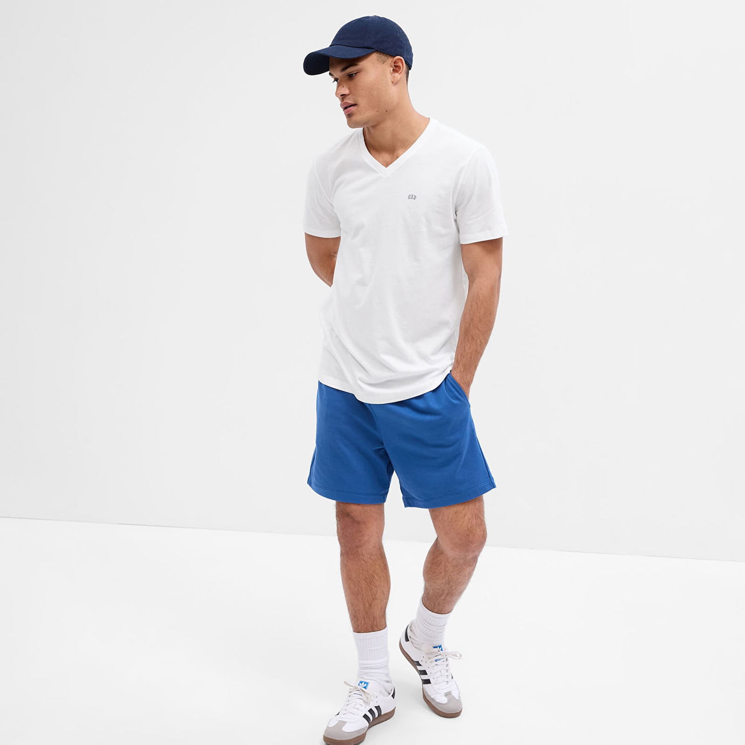 T-paita GAP Micro Logo Vee Neck Tee White V2 Global Valkoinen | 753771-00, 0