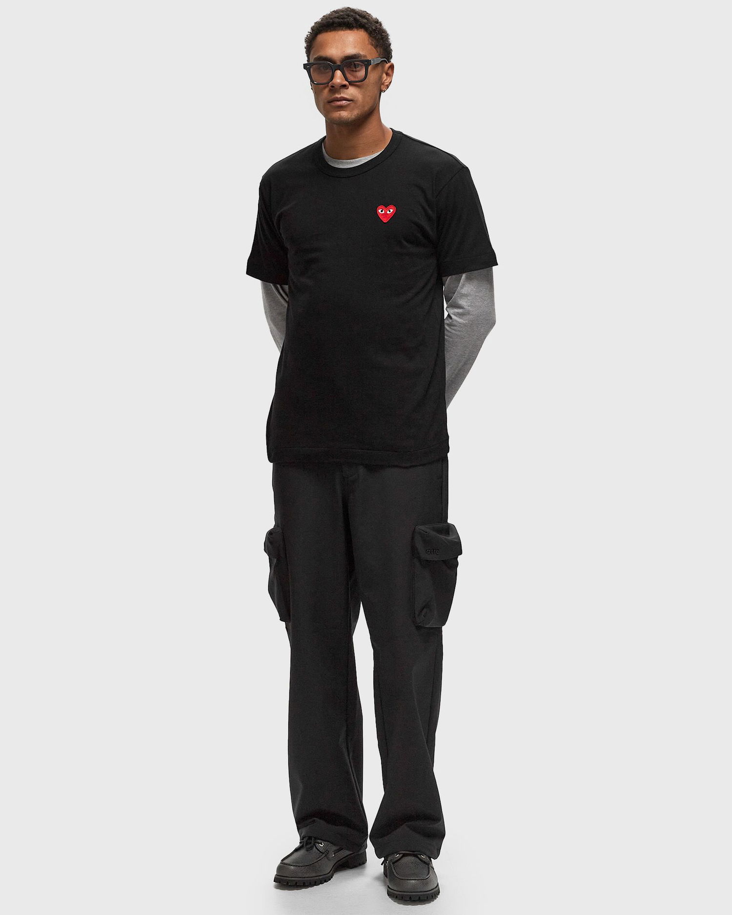 T-paita Comme des Garçons Black Short Sleeve T-Shirt With Red Emblem Musta | AX-T108-051-BLACK, 1