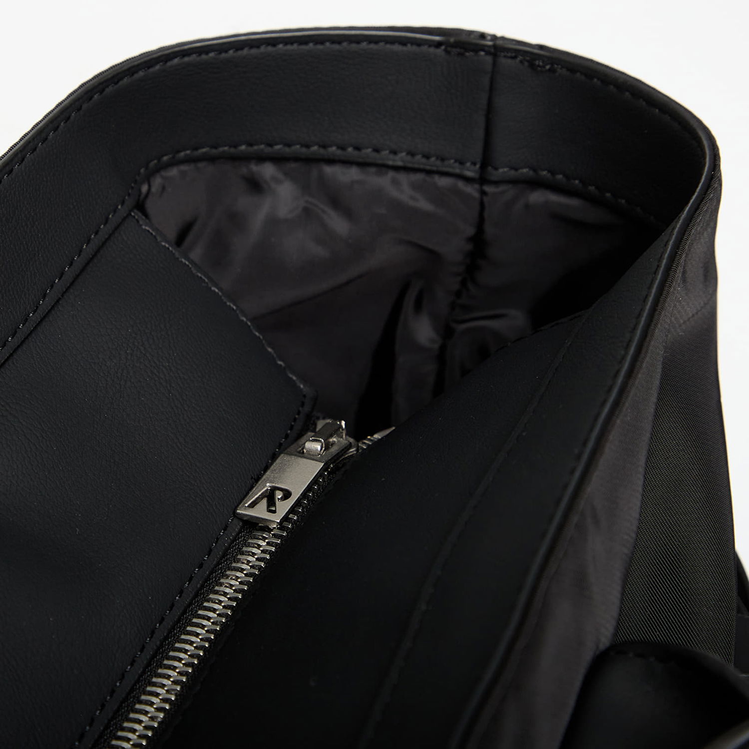 Kangaskassi Represent Clo Oversized Nylon Carry Bag Musta | MLM100253-01, 1