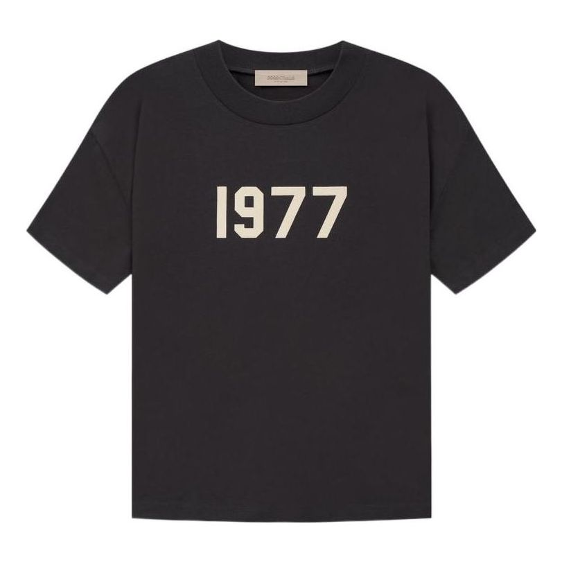 T-paita Fear of God Fear of God Essentials 1977 Logo T-Shirt Musta | 125BT212000F