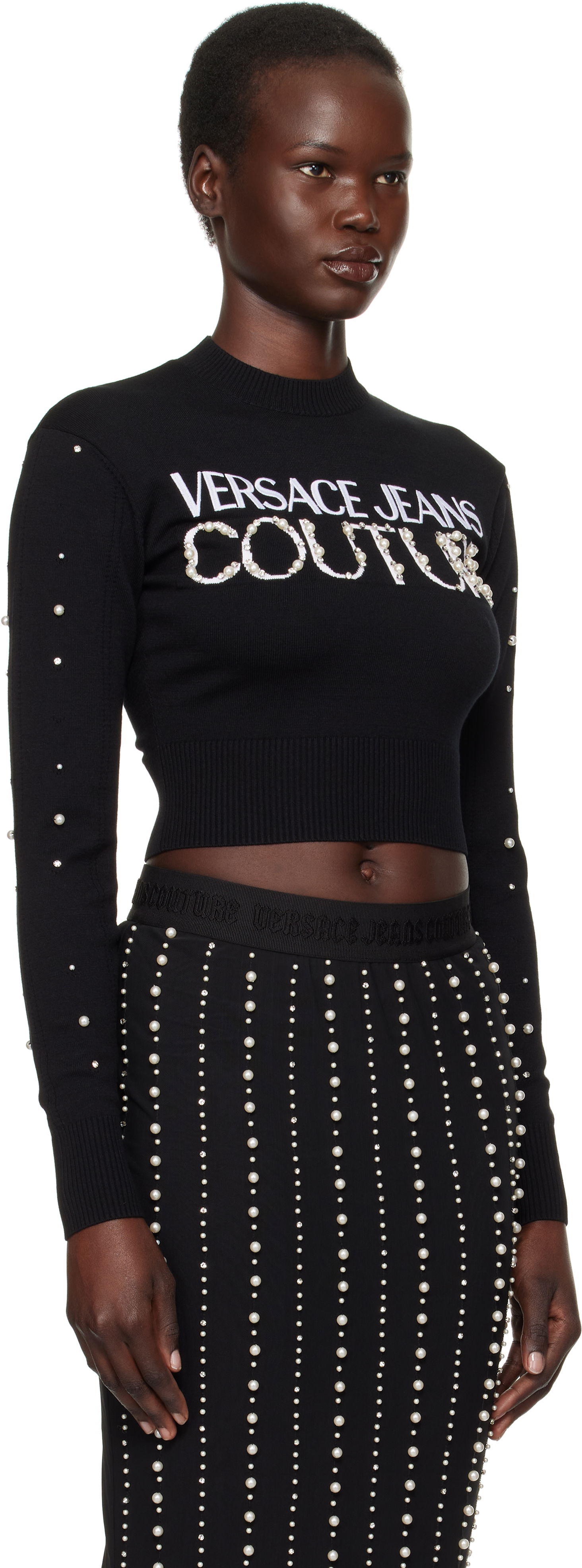 Villapaita Versace Embellished Logo Cropped Sweater Musta | E77HAFM30_ECMN60, 1