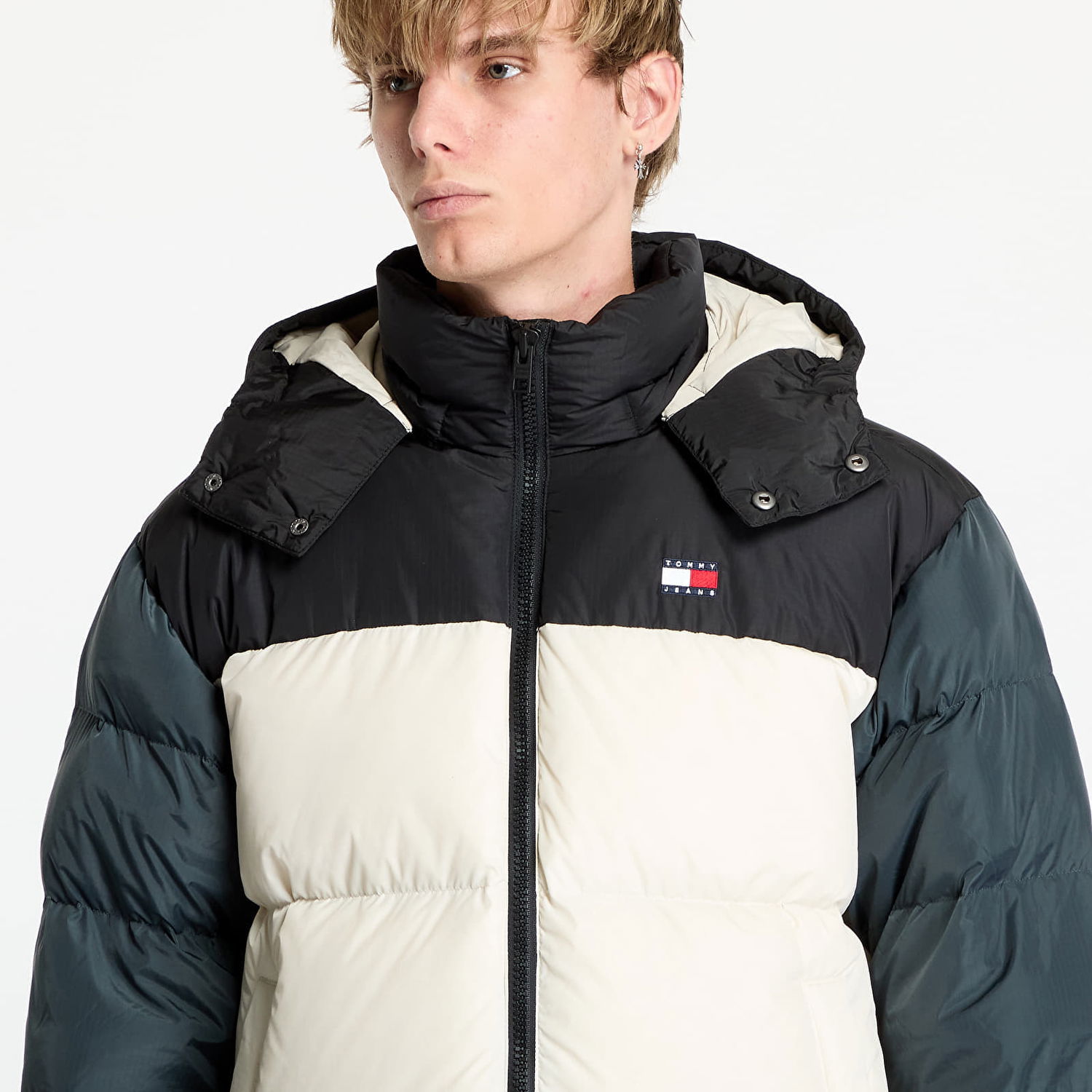 Puffer takki Tommy Hilfiger Alaska Colorblock Puffer Jacket Beige Beige | DM0DM19639 ACG, 1