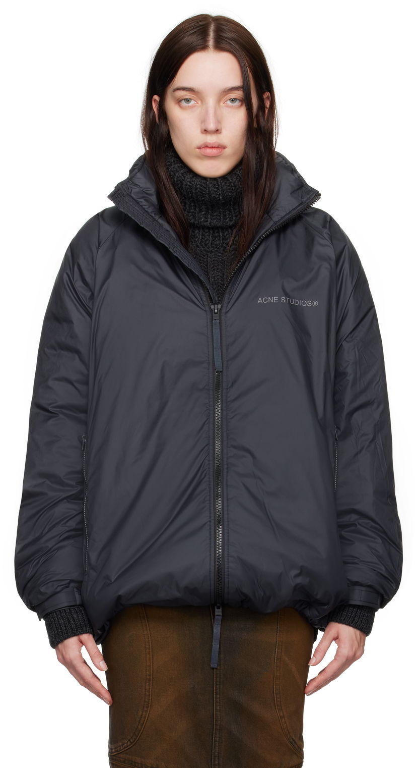 Puffer takki Acne Studios Reflective Logo Down Jacket Musta | B90788-