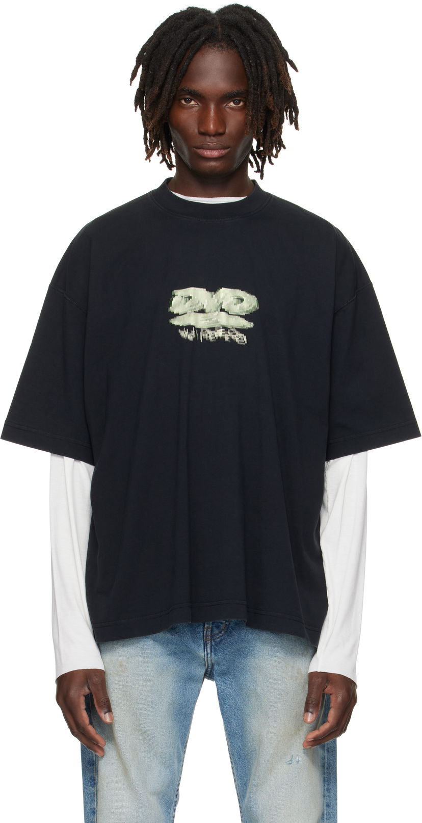 T-paita VETEMENTS VETEMENTS 'DVD' Regular Fit Graphic Tee Musta | UH76TR380B