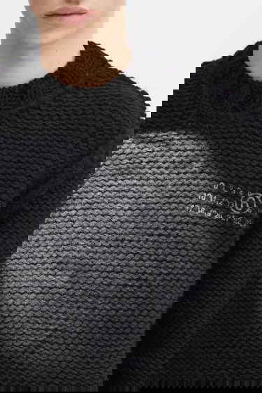 Villapaita Maison Margiela Chunky Knit Sweater with Distressed Spotlight Effect and Signature Numbering Logo Musta | SH2HL0029.M13173.900S, 3