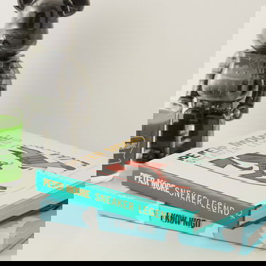 Kirja ja lehti Rizzoli Peter Moore: Sneaker Legend by Jason Coles/Jacques Chassaing/Tinker Hatfield Valkoinen | 9780847835430, 5