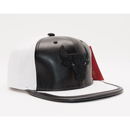 Korkki Mitchell & Ness Day One Snapback Bulls Cap Musta | 6HSSMM19224-CBUWHBK