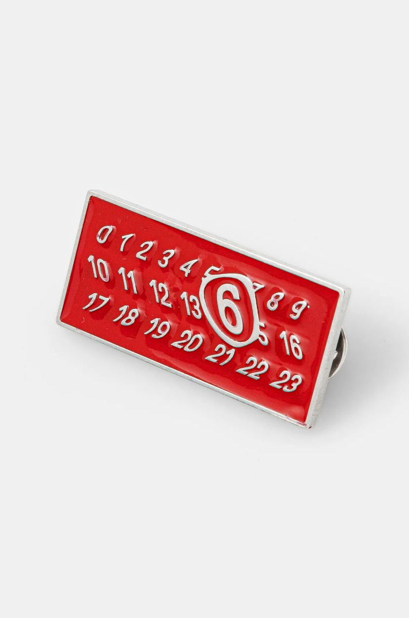 Pin Maison Margiela Numbers Logo Red Enamel Pin Punainen | SM7VK0021.P7070