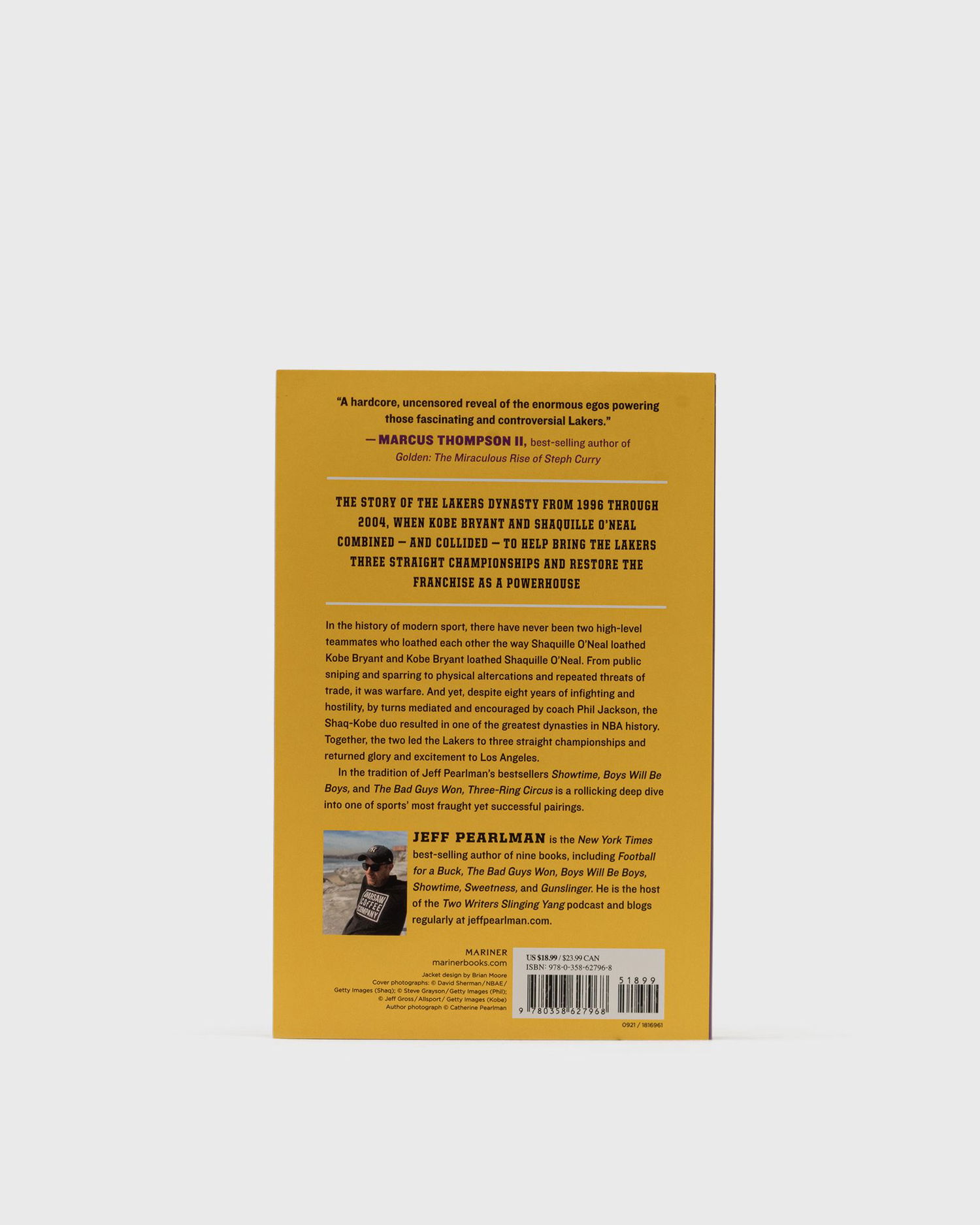 Kirja ja lehti gestalten Three-Ring Circus - Kobe, Shaq, Phil, And The Crazy Years Of The Lakers Dynasty" By Jeff Pearlman Keltainen | 9780358627968, 1