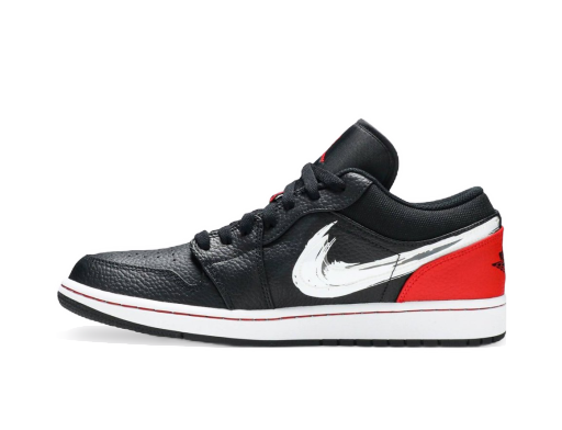 Rajoitettu erä Jordan Air Jordan 1 Low "Brushstroke Swoosh - Black Red" Musta | DA4659-001