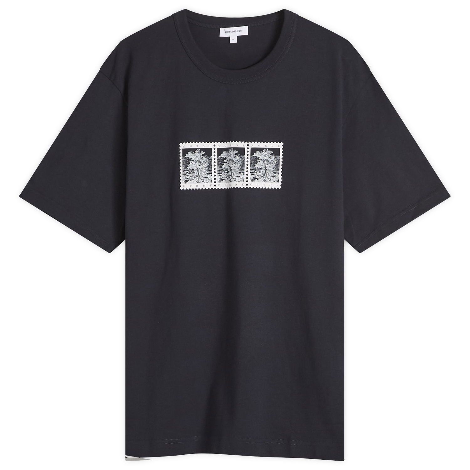 T-paita NORSE PROJECTS Norse Projects Holger Post Stamp Print T-Shirt, Size Large Tummansininen | N01-0686-7004, 0