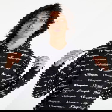 Huppari Champion All-Over Script Logo Musta | 217259-CHA-KL001, 2