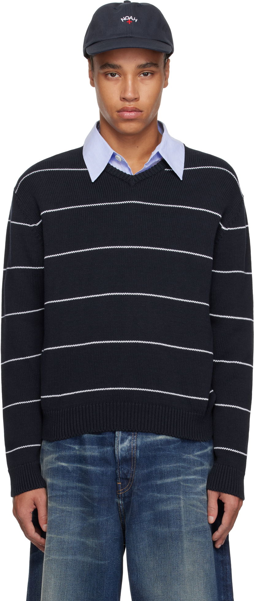 Villapaita Noah Noah Striped V-Neck Sweater Tummansininen | SW096SS25NVY