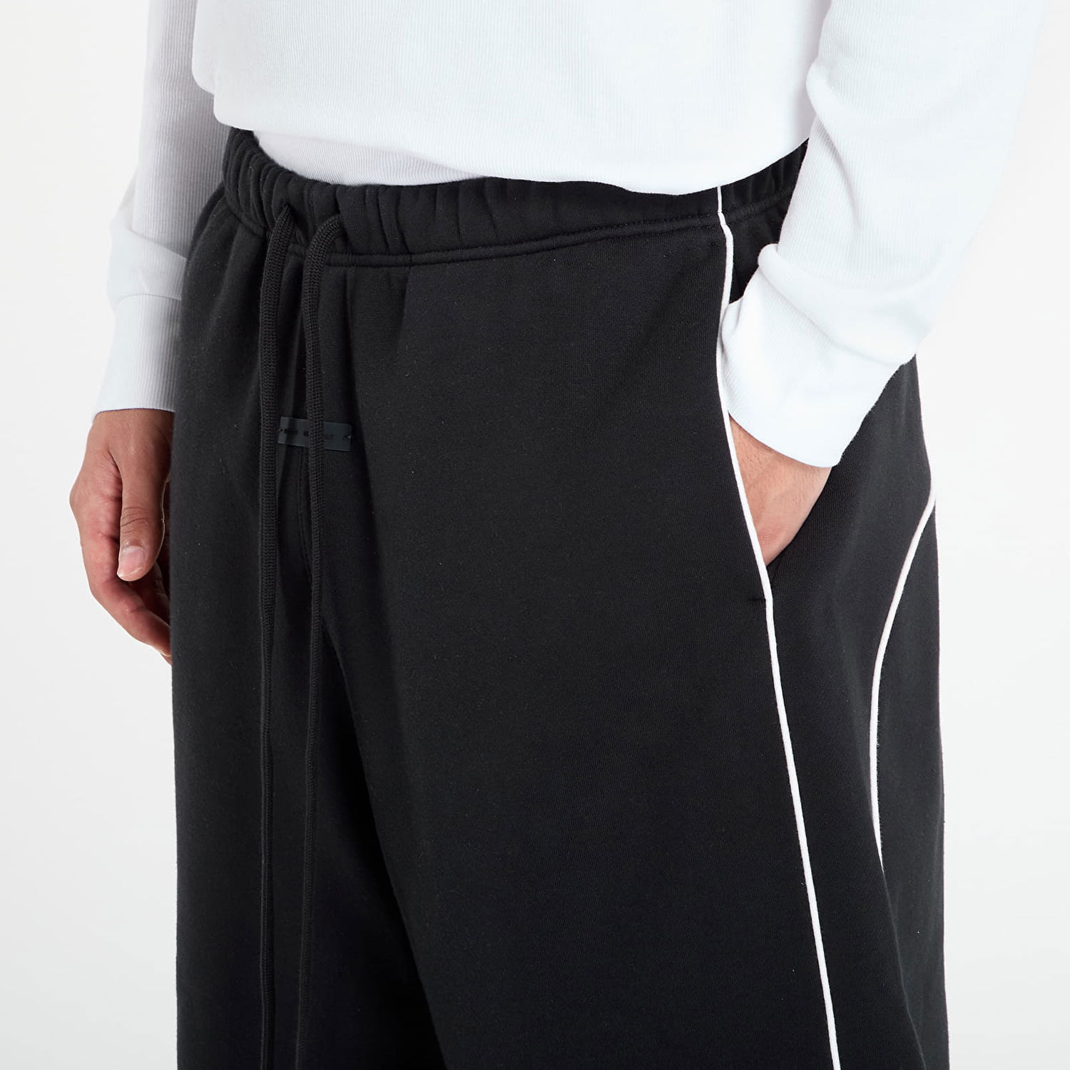 Shortsit Fear of God Fear of God Essentials Relaxed Sweatshorts With Piping Musta | 160SP254550F-378, 1