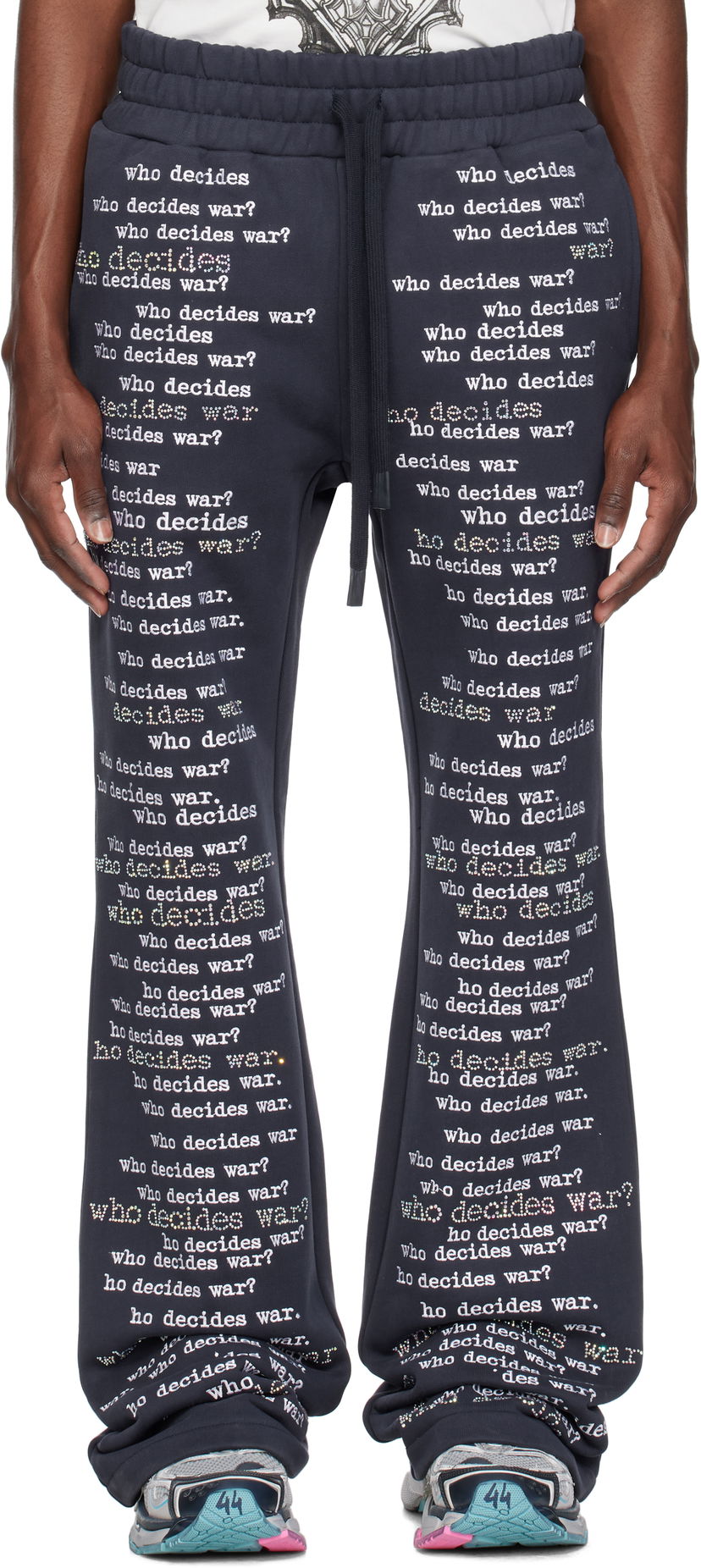 Verryttelyhousut Who Decides War 'WDW' Scripture Sweatpants Tummansininen | 1121150010SS25