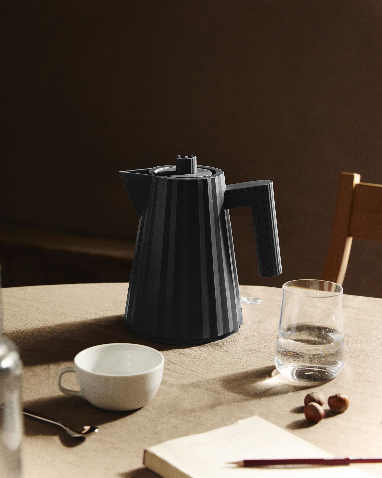 Kodin sisustus Alessi Plisse Electric Water Kettle Musta | MDL06.1.B, 1